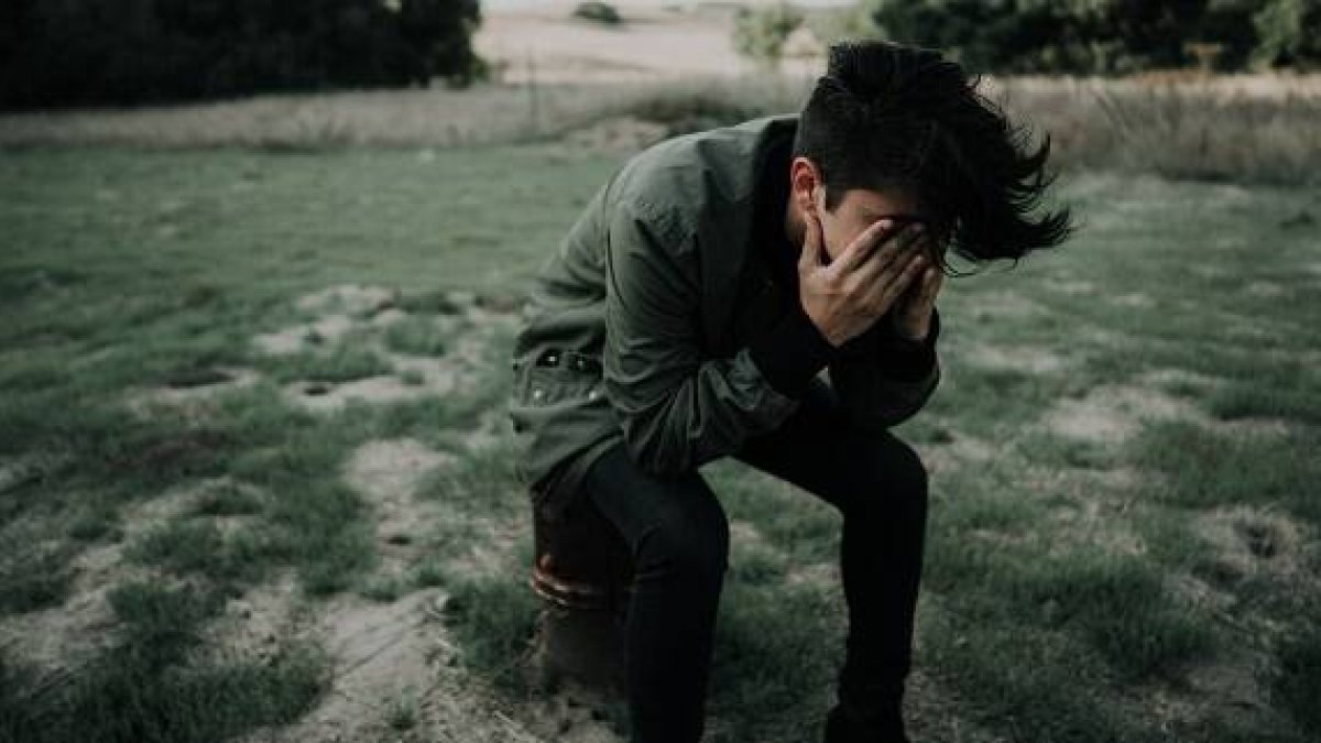 Una persona joven hundida y emocionalmente herida - foto por Francisco González en Unsplash