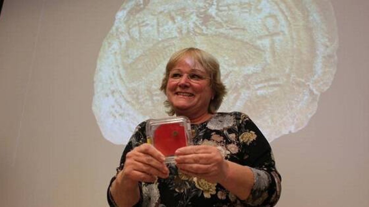 Eilat Mazar enseña el Sello del Rey Ezequías, aproximadamente del 700 a.C. - foto de Emil Salman