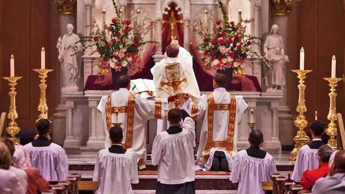 La celebración «ad orientem» refuerza el papel del sacerdote como guía de la comunidad, sostiene Eric Simmons.