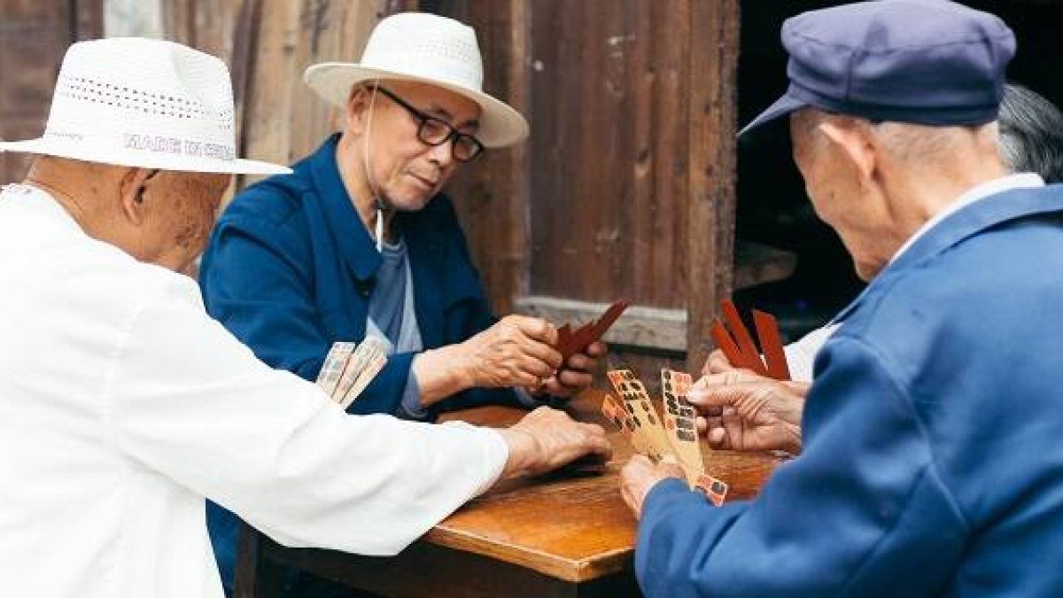 Unos ancianos chinos juegan - para 2050 tres de cada cuatro chinos serán mayores de 60 años si no crece mucho la natalidad