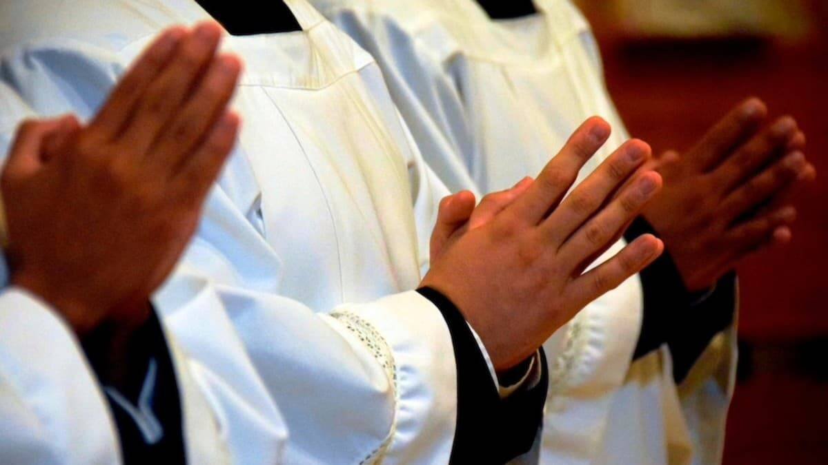 Para la mayoría de personas, la experiencia en el trato con sacerdotes se traduce en un profundo agradecimiento a ellos... y a Dios por ellos. Foto: Esimrothlc / Cathopic.com