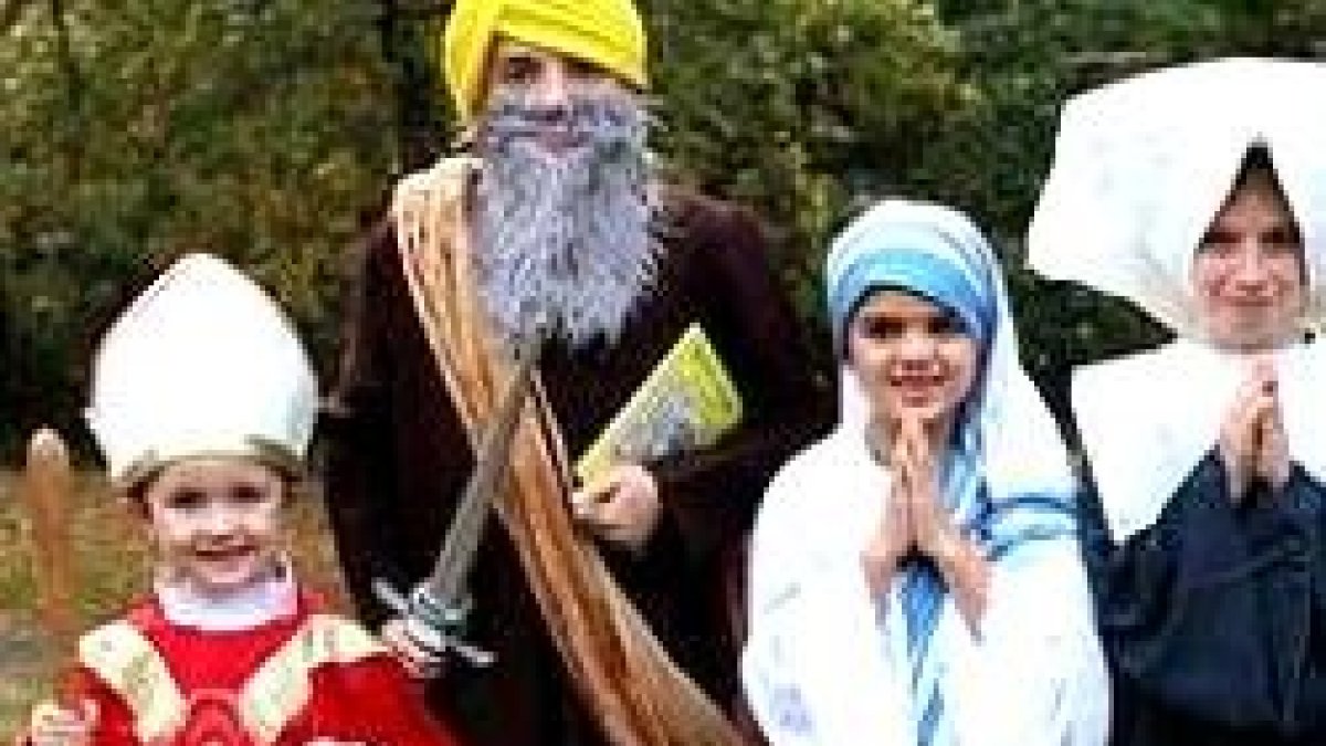 Niños disfrazados de santos en una fiesta de HolyWins - ellos son ejemplo de oración e intercesores