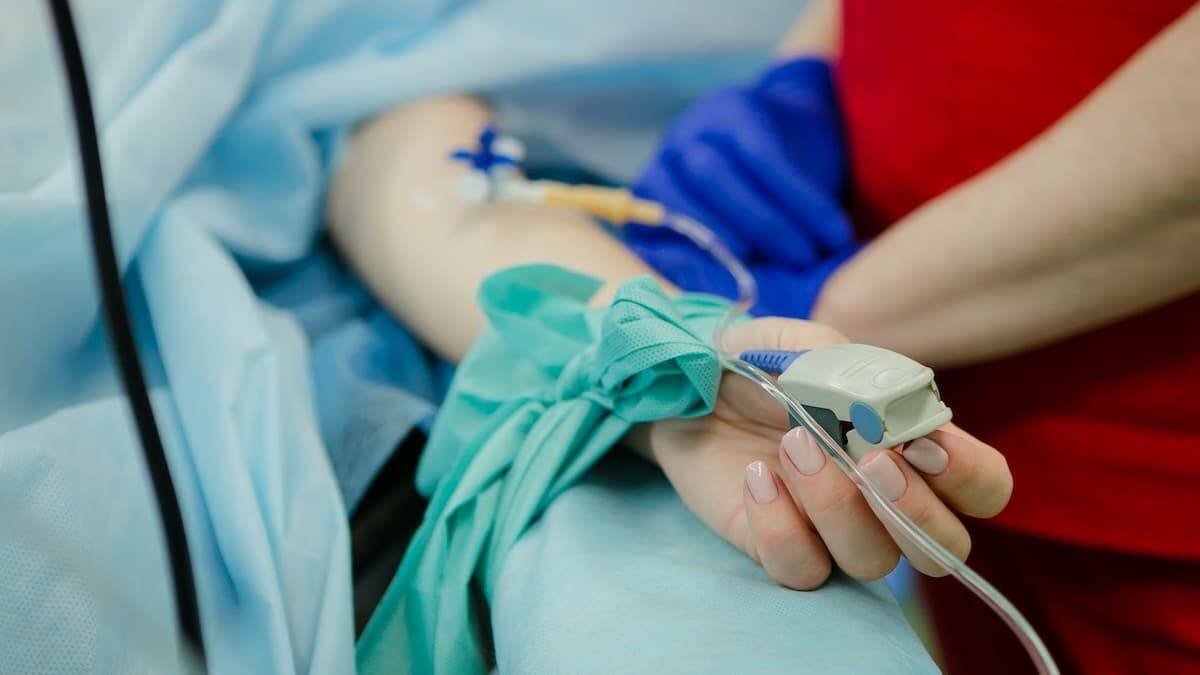 La eutanasia y el suicidio asistido quiebran el principio básico milenario de la práctica médica: no hacer daño al paciente. Foto (contextual): Olga Kononenko / Unsplash.