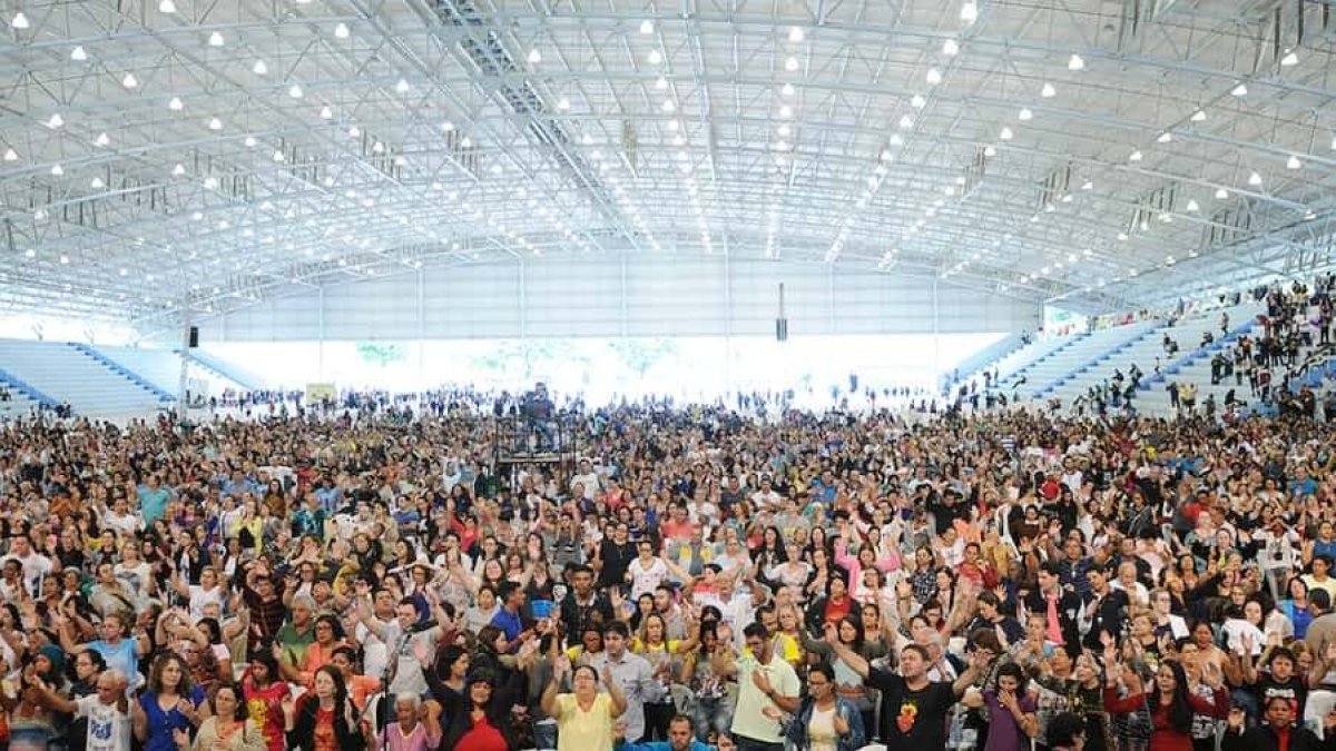 Casi una cuarta parte de los católicos iberoamericanos son carismáticos, una fuerza que está frenando la caída de fieles. En la foto, una congregación católica de Cançao Nova en Brasil, en 2017.