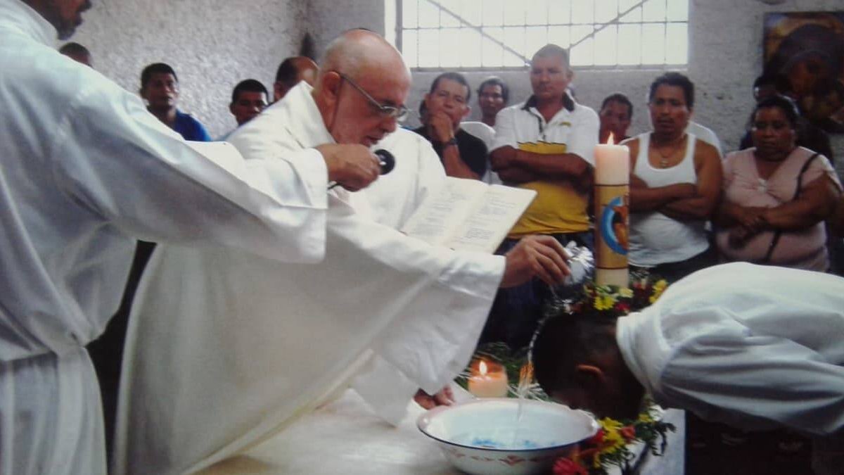 José Manuel Santos, misionero del Camino Neocatecumenal, bautiza a un preso en la cárcel de Zacapa