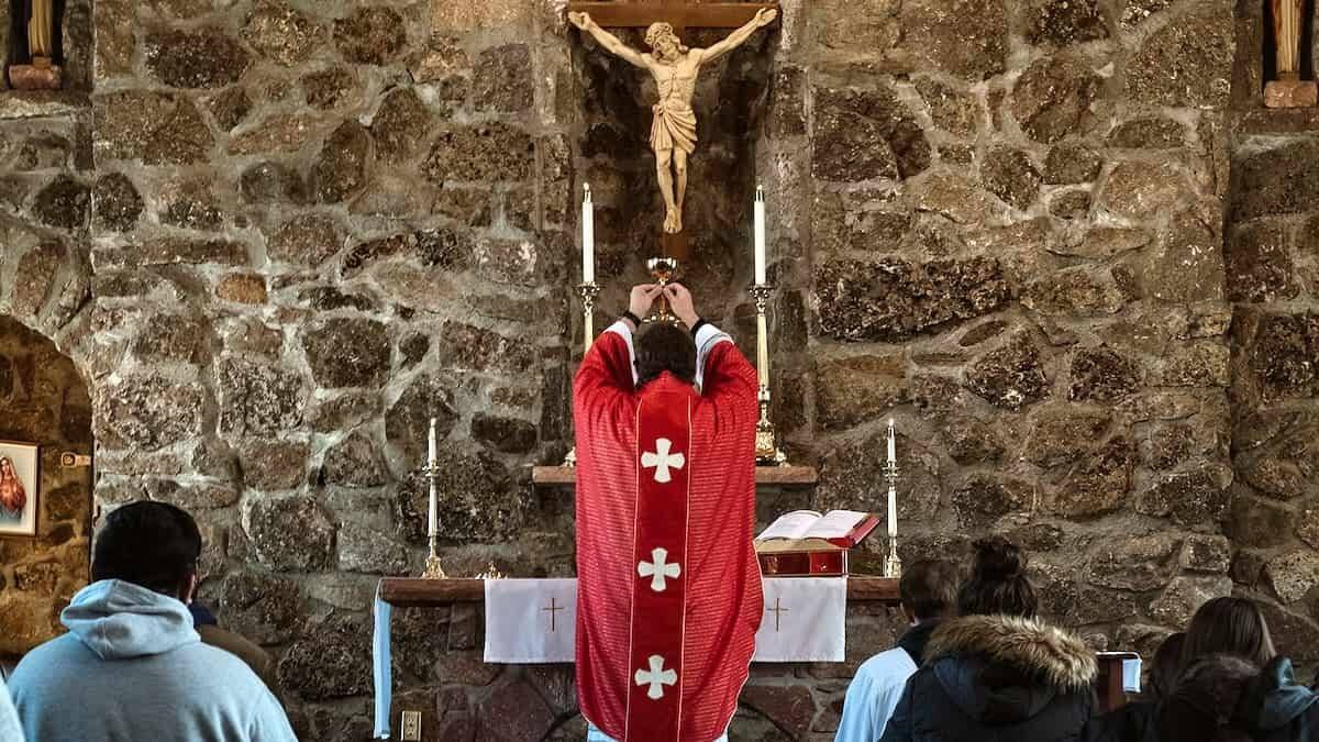 El prefecto del Culto Divino aclara las dudas suscitadas por «Traditionis Custodes» en el sentido menos favorable a los sacerdotes que dicen la misa tradicional. Foto: Josh Applegate / Unsplash.