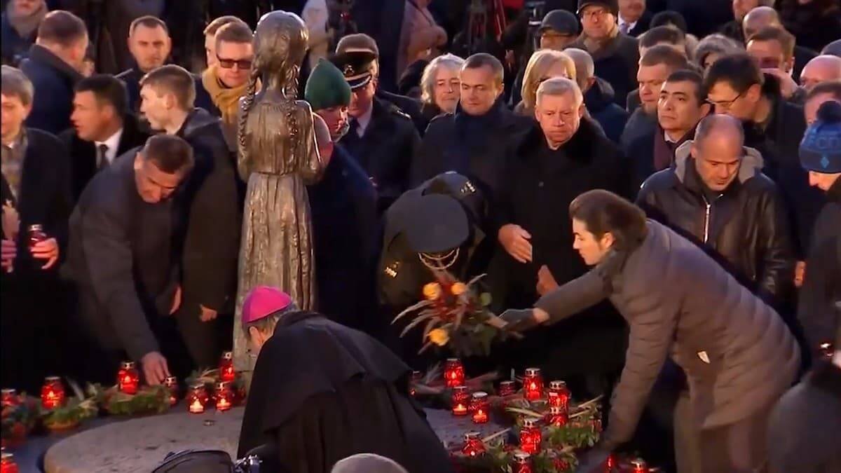 Homenaje en noviembre de 2019 a las víctimas del Holodomor en el memorial del genocidio construido en Kiev.