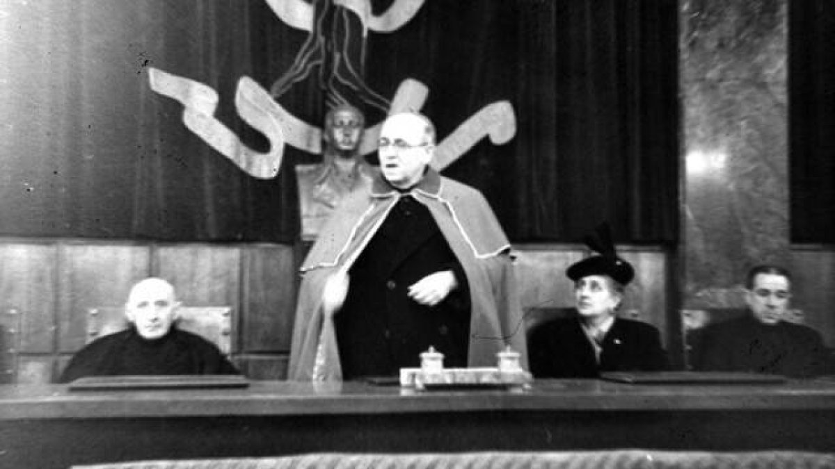 Zacarías de Vizcarra (1880-1963), durante una conferencia. En 1941, bajo el impulso del cardenal Isidro Gomá, puso en marcha la revista «Ecclesia», órgano oficioso del episcopado español hasta hoy.