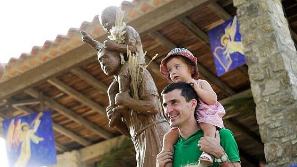 Un padre con un niño a hombros... el reto de ser hombre y educar y cuidar... desbordaba a San José... y a nosotros.