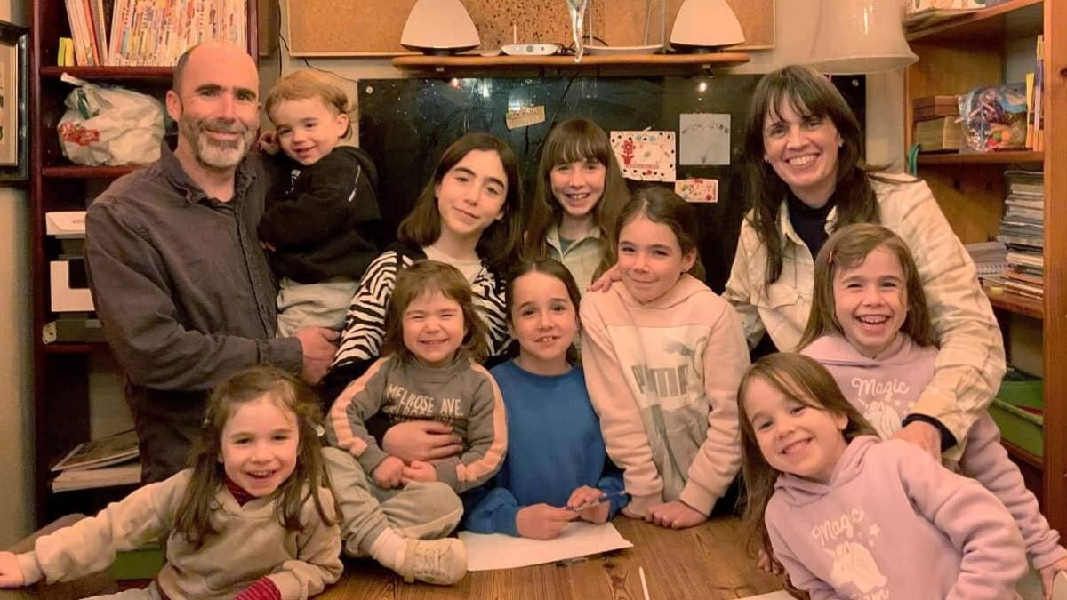 Josep y María, con sus nueve hijos (los ocho primeros, chicas), después de que la madre recibiera el alta.