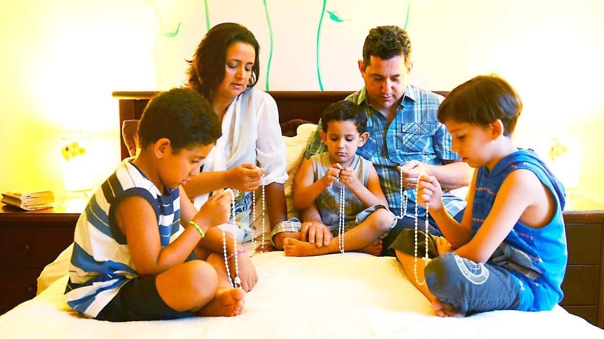La oración en familia es una forma fundamental de poner a Dios en el centro de la vida y de la sociedad. Foto: Fides Diario Digital.
