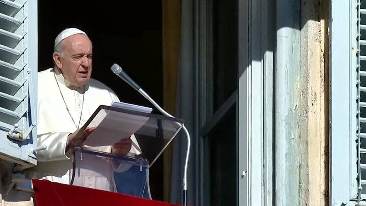 El Papa pidió a todos que pensemos en alguien a nuestro alrededor a quien ayudar, y le ayudemos sin demora.