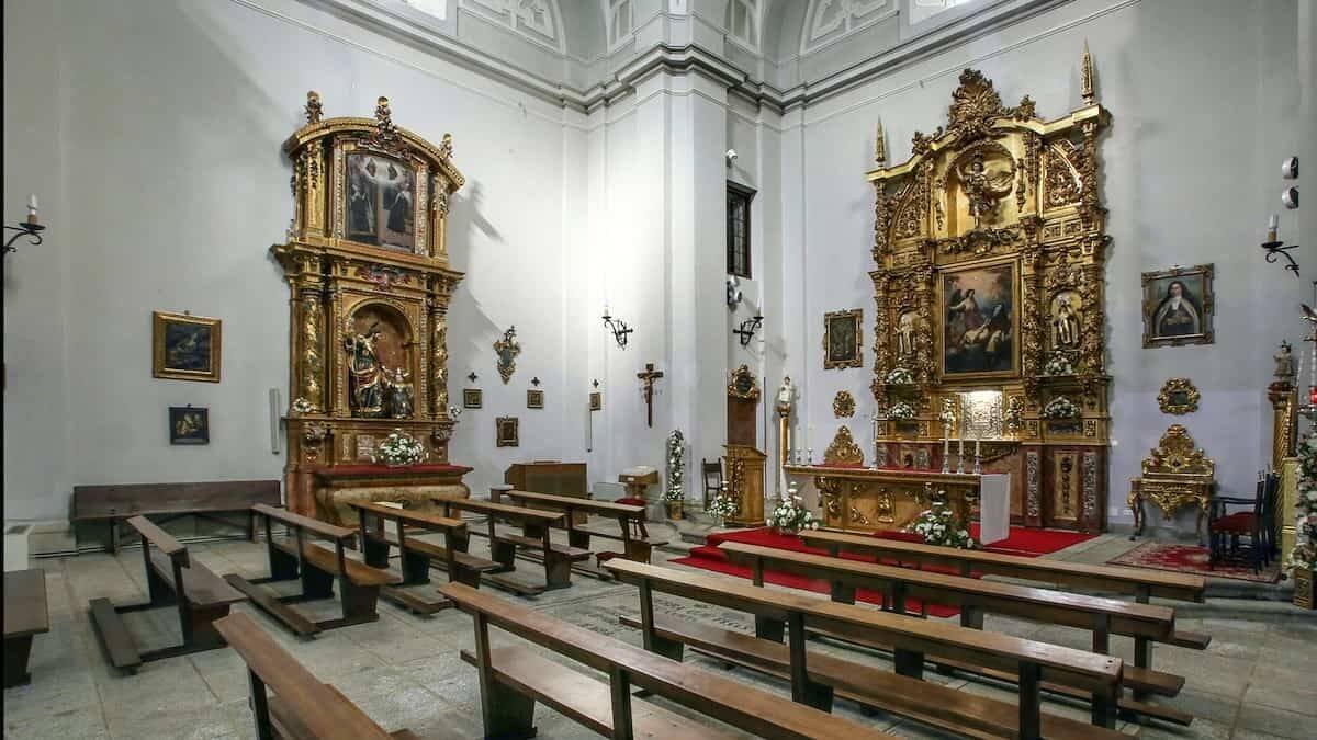 La Capilla de la Transverberación, en el monasterio de la Encarnación de Ávila, donde Santa Teresa describe cómo un ángel atravesó su corazón con un dardo que la inflamó en amor de Dios.