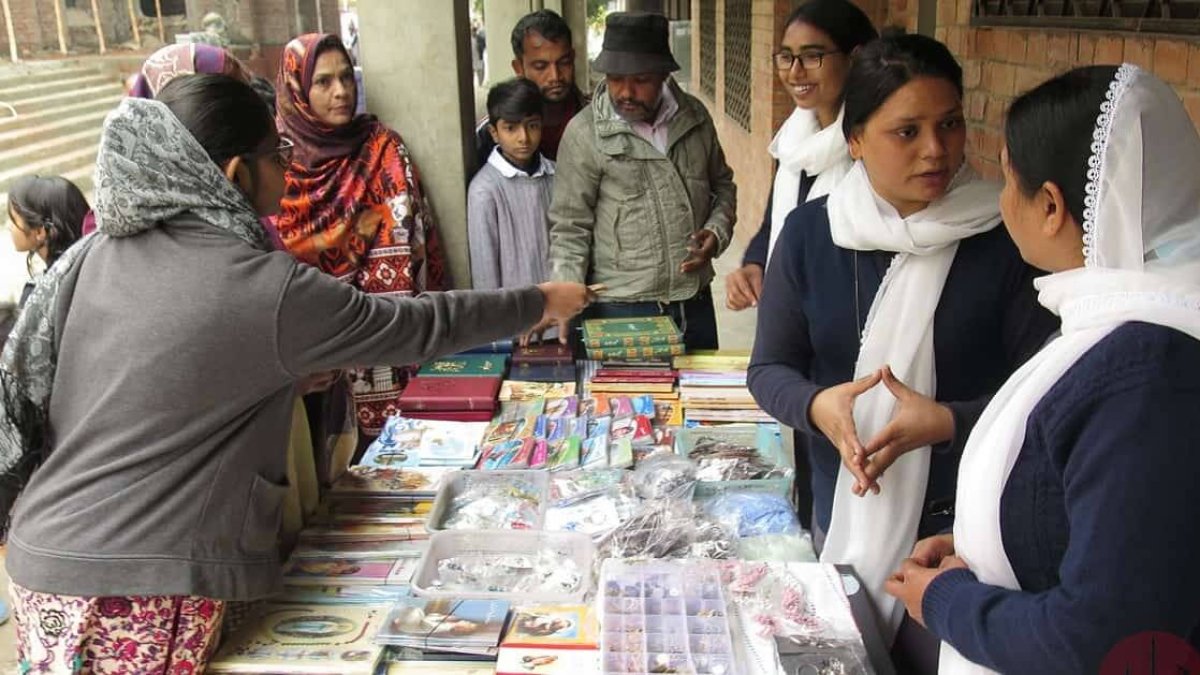 Las religiosas tienen la única librería en Pakistán es la única que distribuye la Biblia católica en todo el país