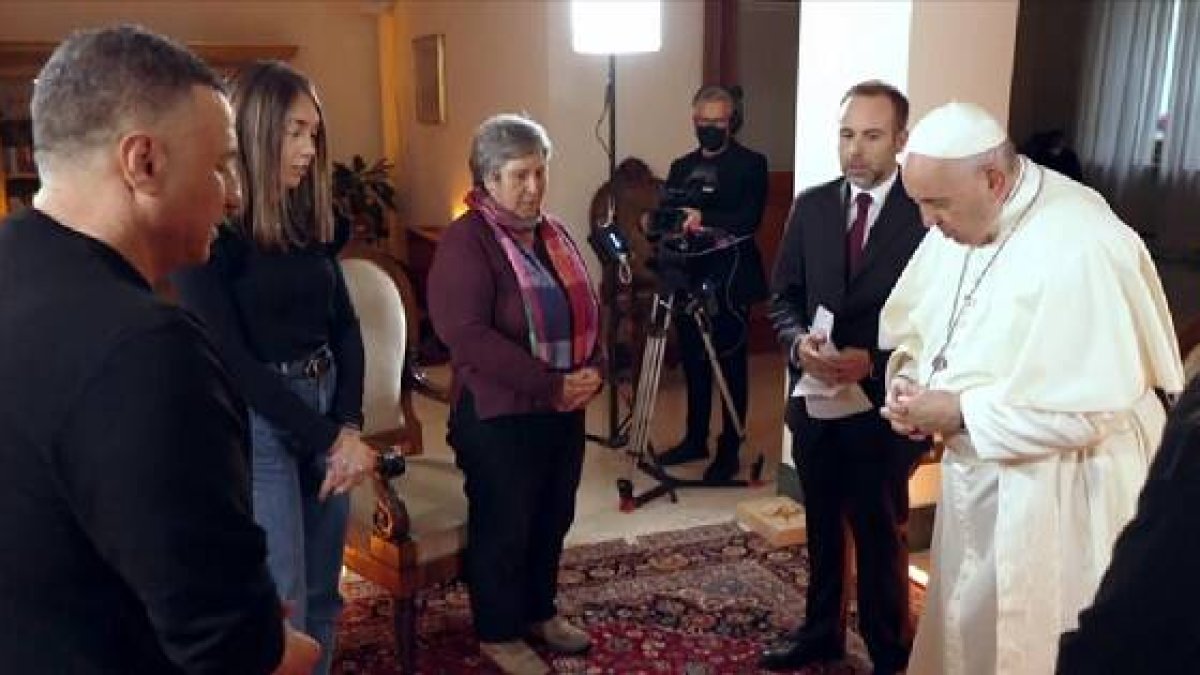 El Papa Francisco habla con 4 personas en apuros en un programa especial preNavidad de Canal 5 en Italia
