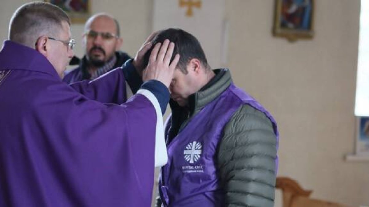 Vuelve el culto a la capilla del seminario de Vorzel, bendiciendo a voluntarios de Caritas