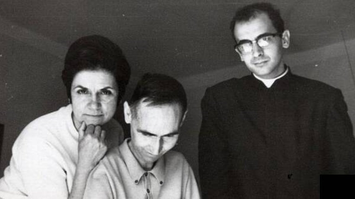 El beato Lolo, su hermana Lucy y el joven sacerdote Rafael Higueras a finales de los años 60