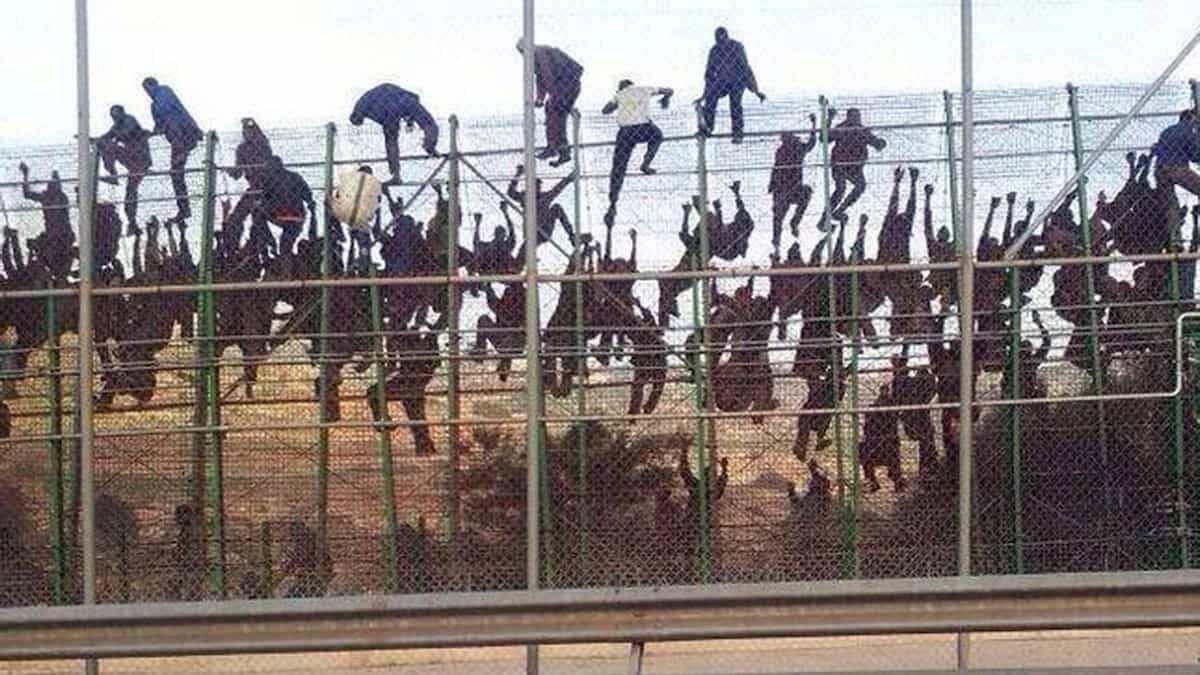 El hundimiento demográfico europeo coincide con una explosión demográfica africana. En la imagen, uno de los periódicos y violentos asaltos de inmigrantes ilegales a la valla de Melilla.