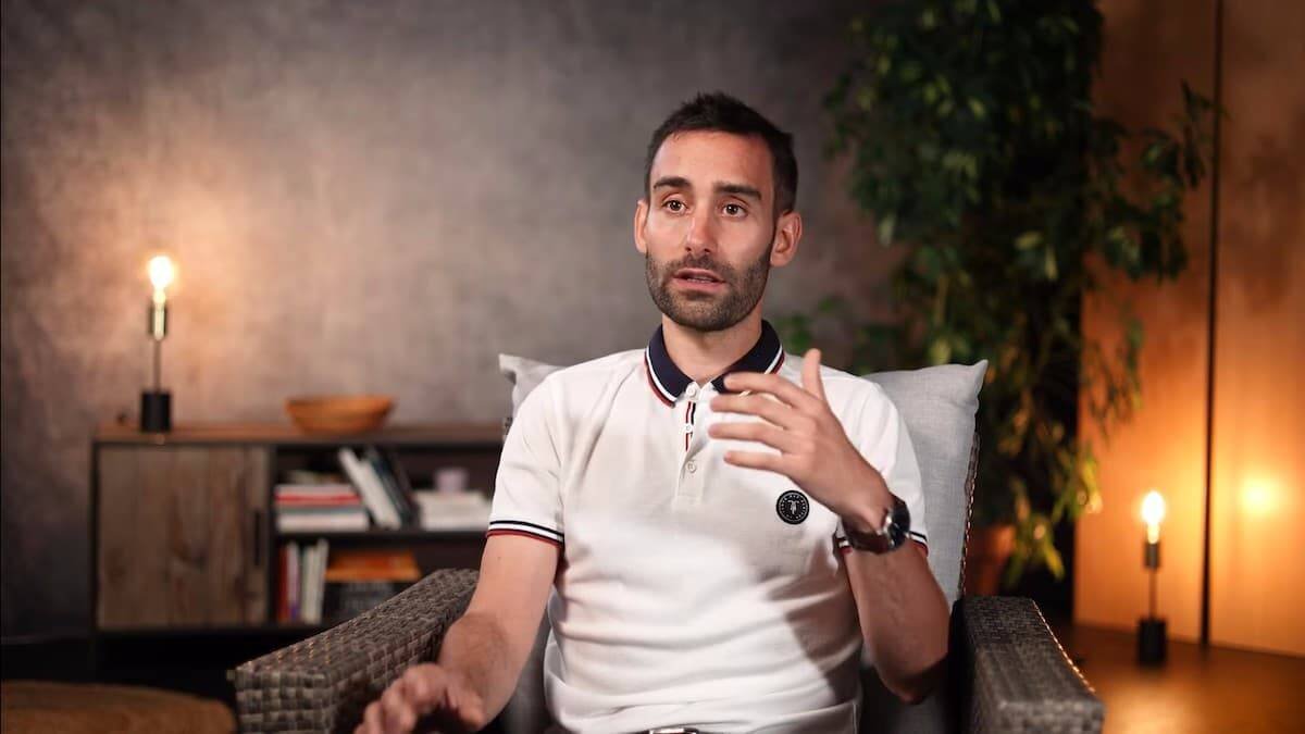 Gray tenía todo lo que necesitaba desde un punto de vista material... y carecía de lo que más necesitaba desde el punto de vista espiritual: el amor.