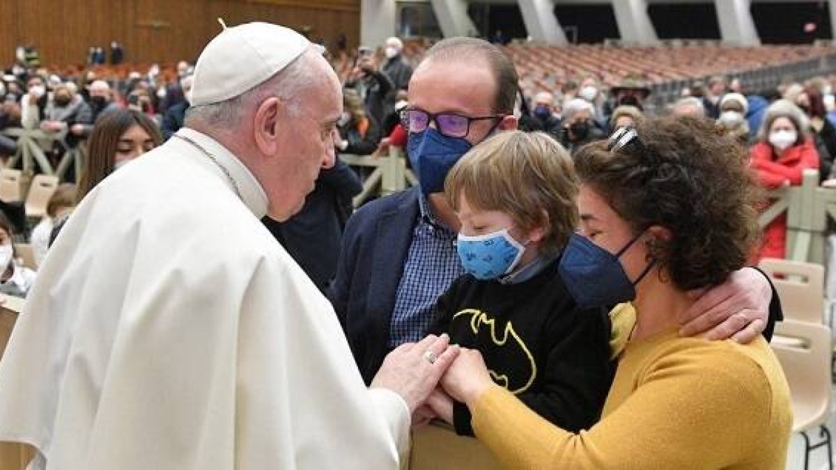 Francisco reza con unos peregrinos que acudieron a su audiencia en la Sala Pablo VI