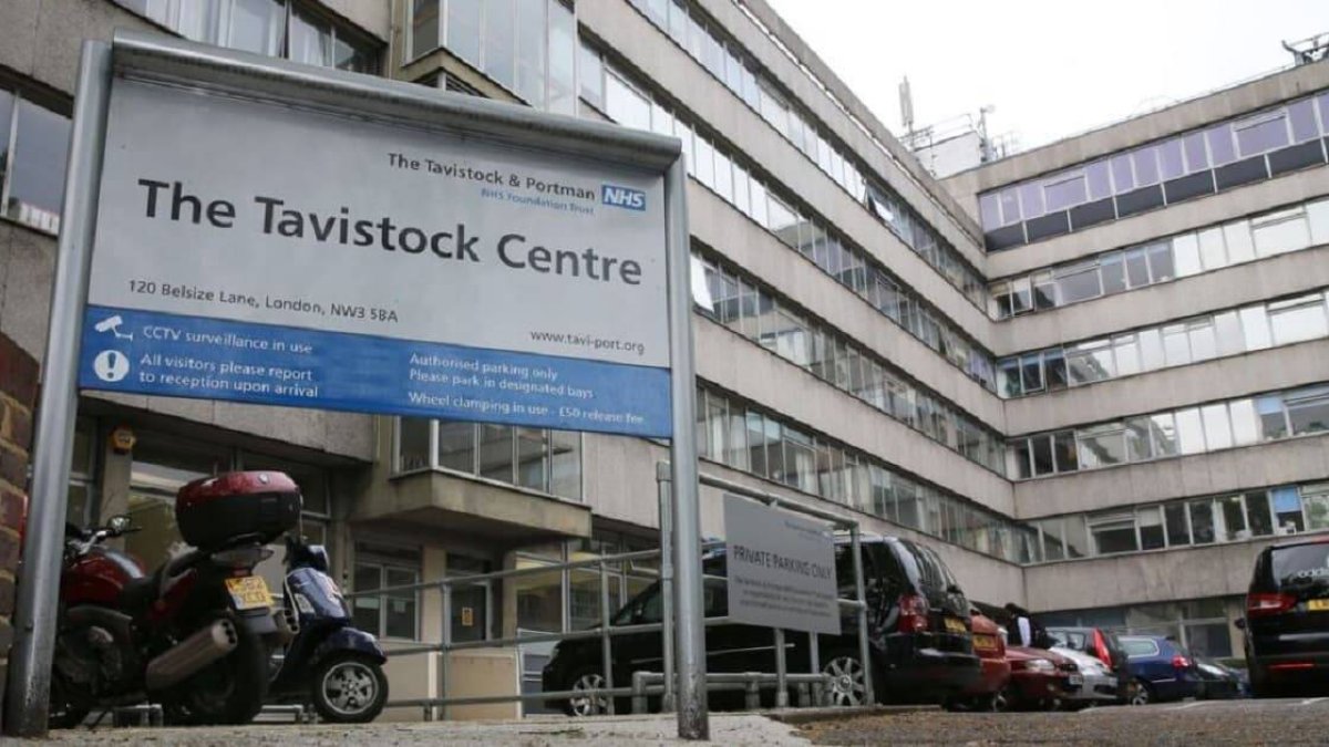 Clínica londinense de Tavistock, especializada en menores transgénero