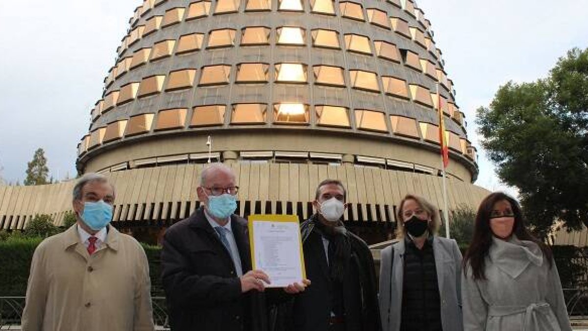 De izquierda a derecha, Luis Peral, José Eugenio Azpiroz, Ángel Pintado, Lourdes Mendez y Eva Durán - parlamentarios que llevan 12 años esperando que el Constitucional responda sobre el aborto