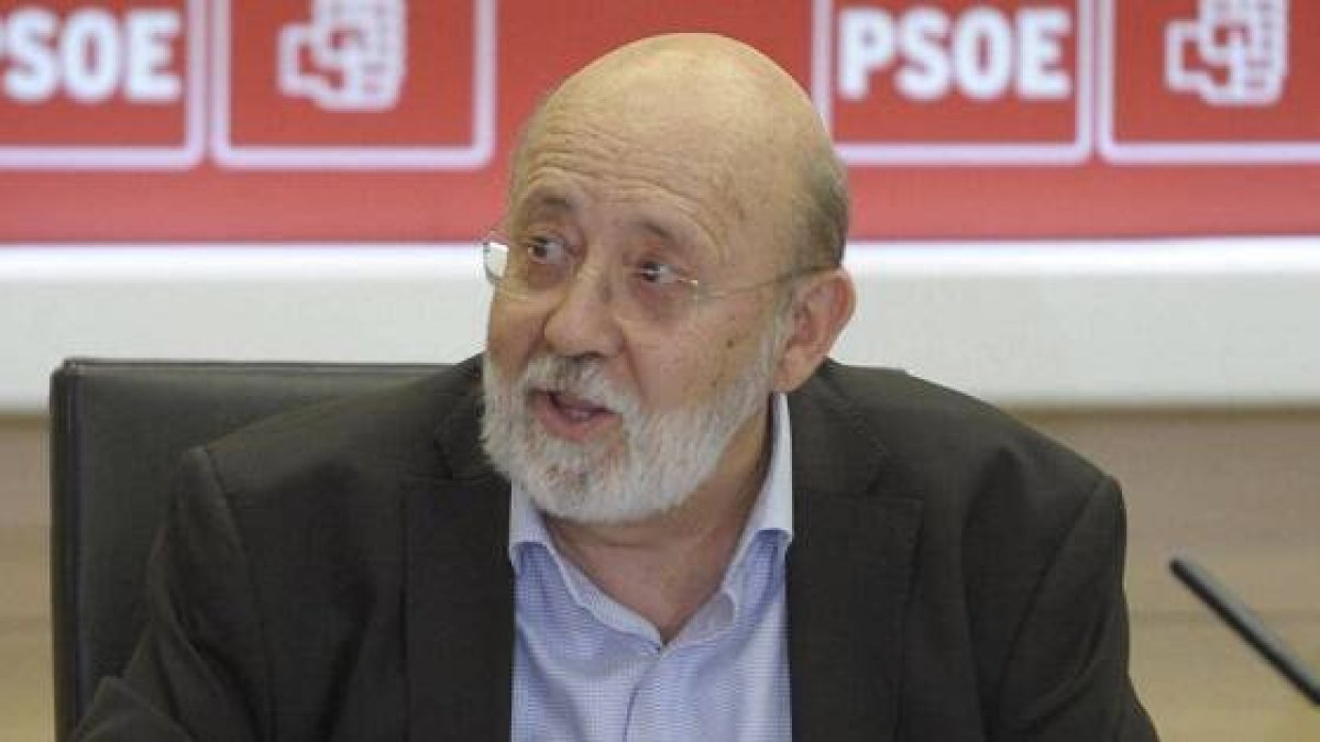 Tezanos es un político del PSOE que desde 2018 hace decir cosas muy raras al CIS - ahora asegura que millones de españoles ponen belenes laicos o civiles