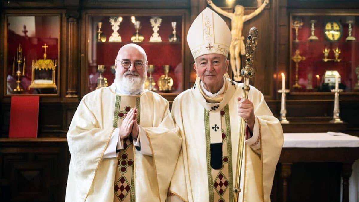 Goodall, ya como sacerdote católico, junto al cardenal Nichols