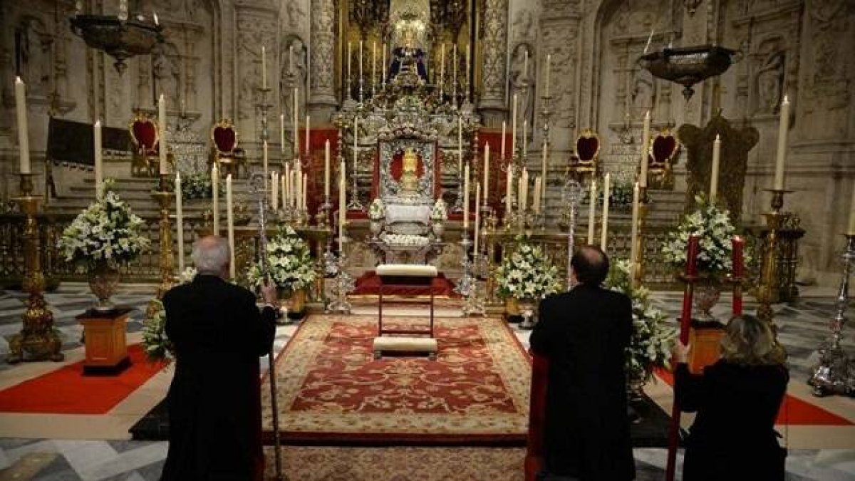 Monumento al Santísimo en la Catedral de Sevilla durante la Semana Santa