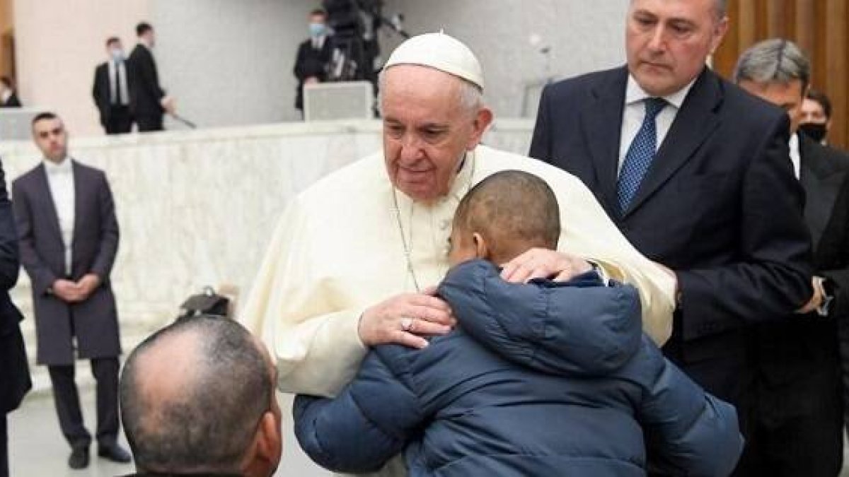 El Papa Francisco abraza un asistente la audiencia pública de los miércoles
