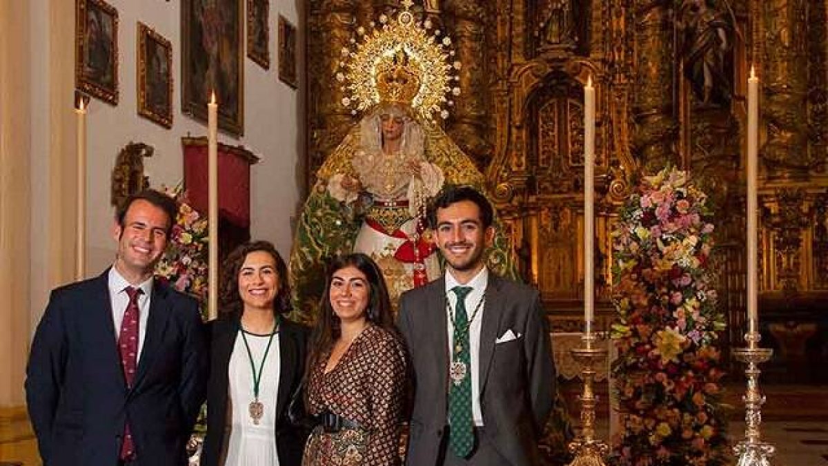 Manuel Santos, a la derecha de la imagen, es un joven que vive su fe en el ámbito de las cofradías