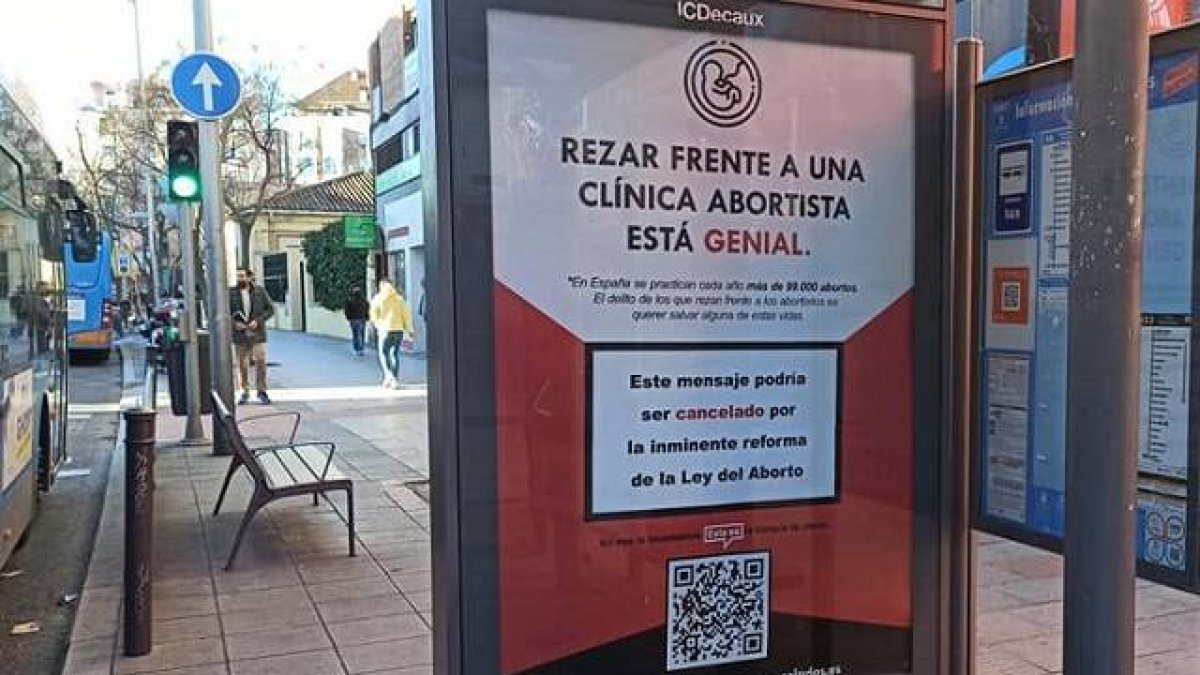 Rezar ante una clínica abortista está genial - este es el mensaje que los políticos woke de la izquierda abortista quieren cancelar y ordena retirar de las calles