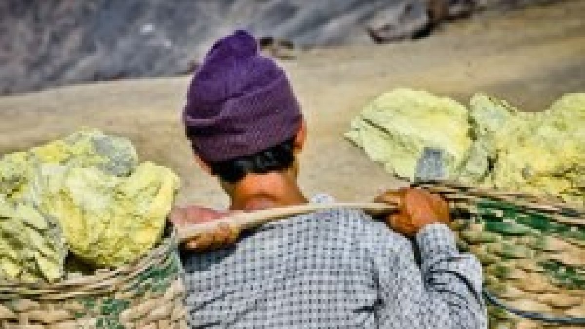 Lían fardos pesados y se los cargan a la gente