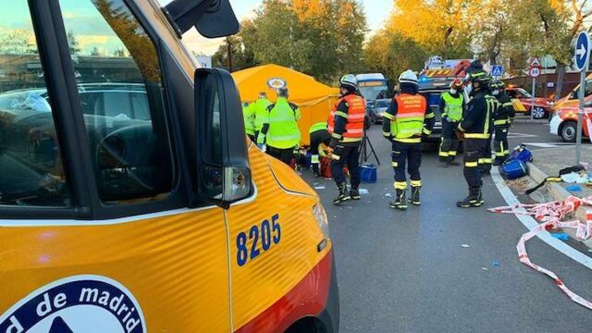 El 4 de noviembre, el error de una conductora produjo el atropello de tres niñas, una de las cuales, Mariquilla, falleció casi en el acto. Su madre abrazó allí mismo a la mujer. Foto: Emergencias Madrid en el lugar del suceso.