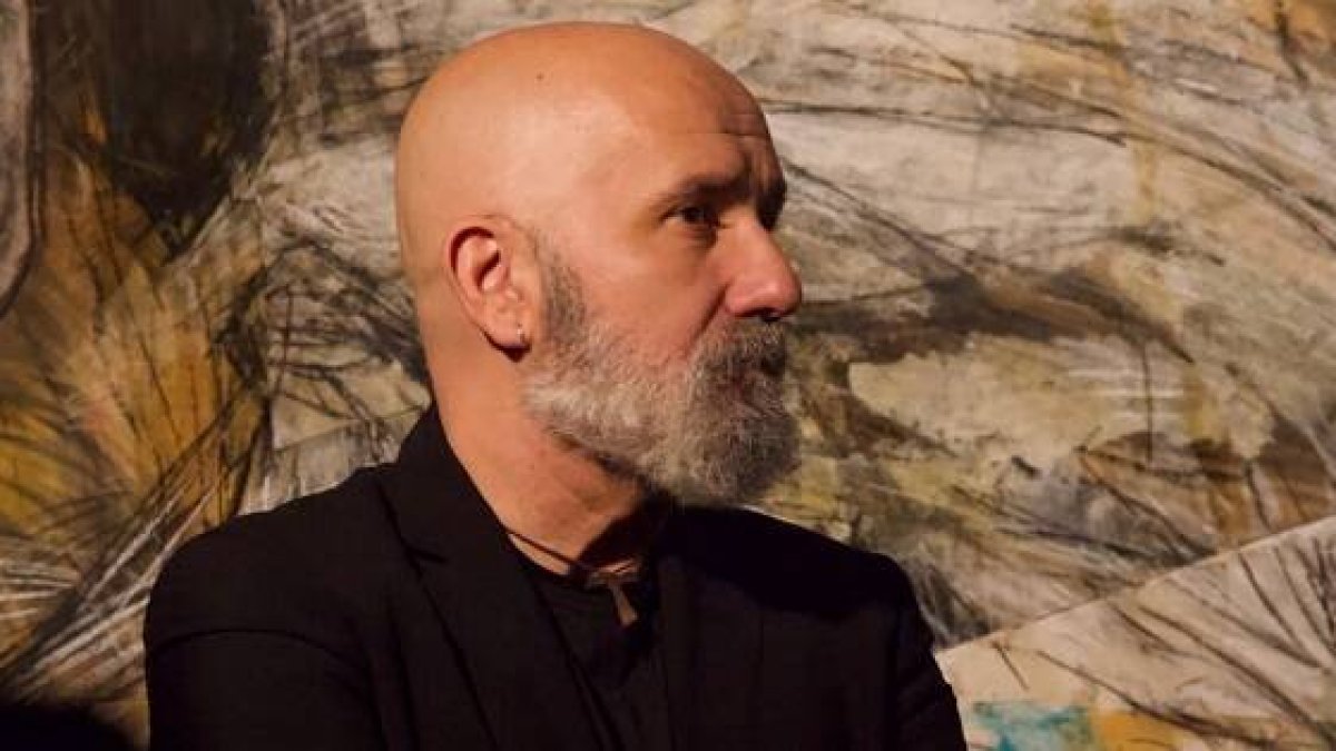 Xavier Bartumeus, pintor y escultor, en 2021, posando en su exposición sobre el Infierno de Dante - El Infierno es estar lejos de Dios, explicaba