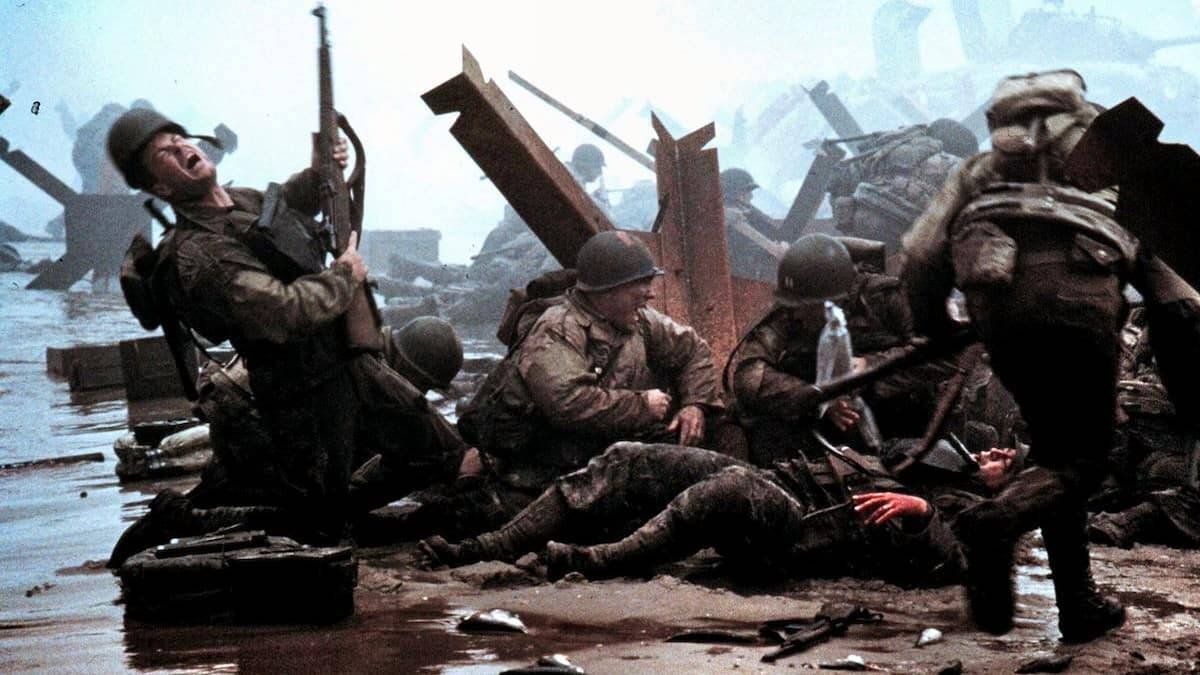 Los hombres mueren en el campo de batalla por proteger la vida en sus hogares. ¿Es ése un lugar para quien alberga esa vida? (El desembarco de Normandía en «Salvar al soldado Ryan» [1998] de Steven Spielberg.)