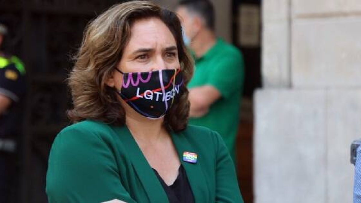 Ada Colau es muy activista para exhibir unas ideologías y prohibir y vetar otros símbolos y mensajes