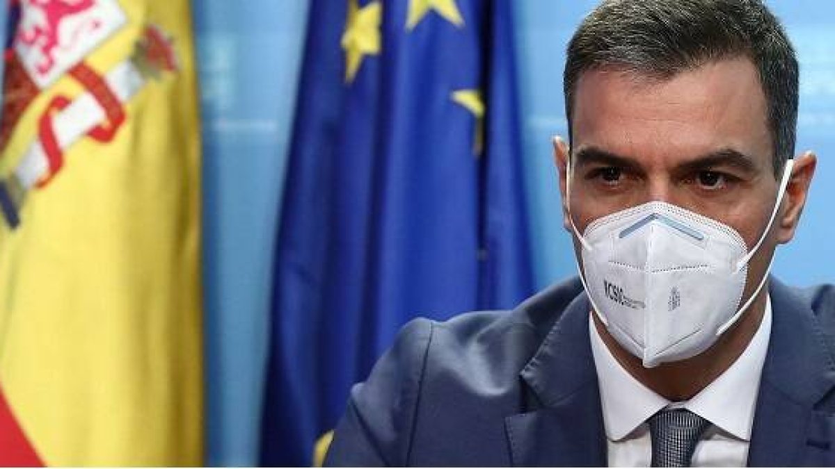 Pedro Sánchez con mascarilla - cada año oculta los nombres cristianos de las fiestas de los españoles