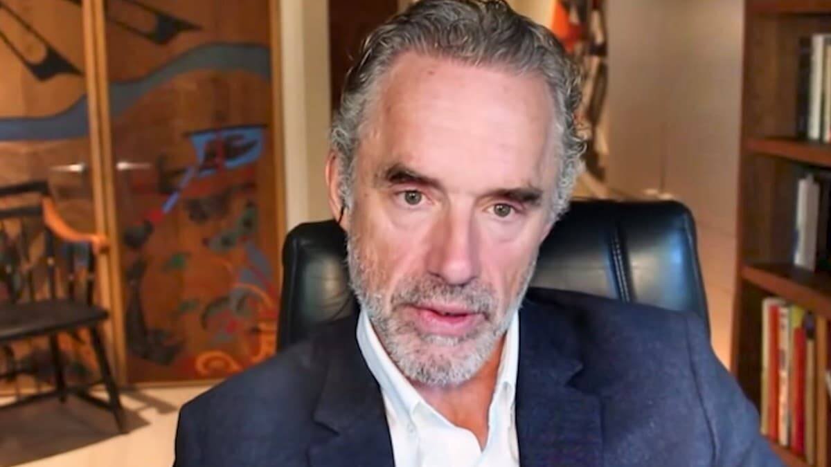 Jordan Peterson consigue, con sus charlas y entrevistas en internet, cientos de miles de visionados: un aula virtual mundial que ha catapultado su figura al tiempo que el «establishment» académico y mediático canadiense buscaba su ostracismo.