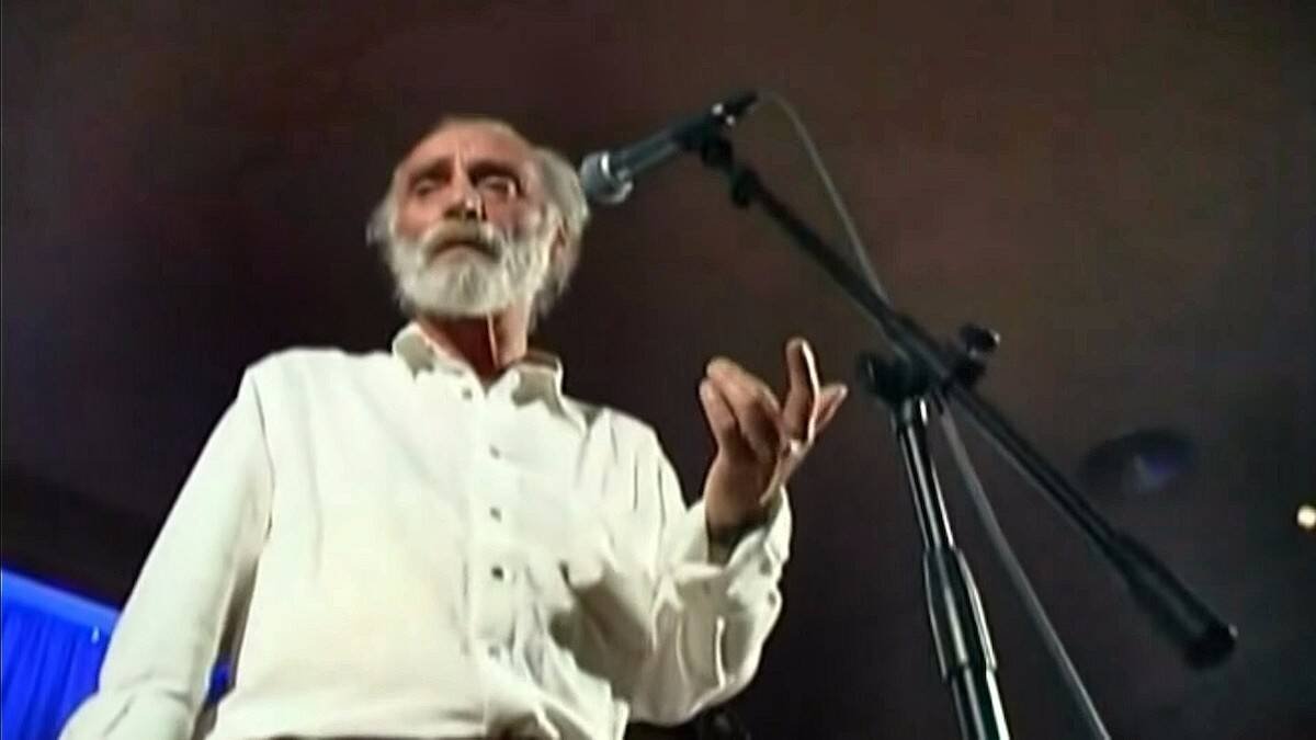 Javier Krahe, en una interpretación en directo de 