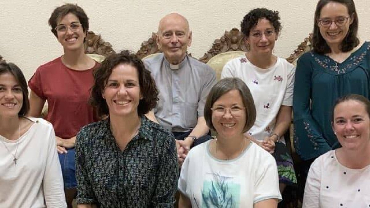 El padre Rojas, con un grupo  de mujeres ACIM que le visitaron en la residencia sacerdotal