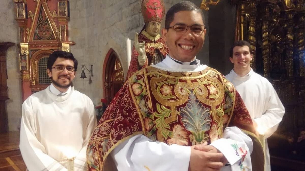 El padre Douglas recibió los vasos sagrados de CARF justo antes de dejar Bidasoa para volver a Brasil, su país natal / Foto: CARF