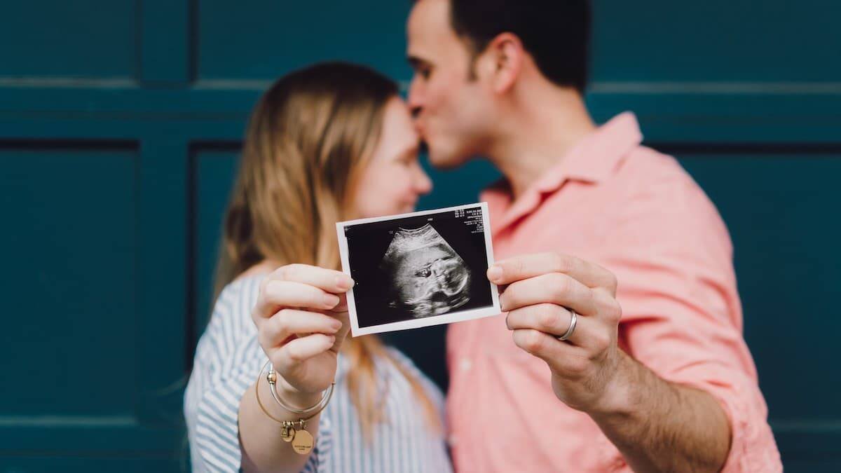 La realidad que hace posible el negocio de los vientres de alquiler no tiene en cuenta ni a la madre portadora ni al niño. Foto (contextual): Kelly Sikkema / Unsplash.