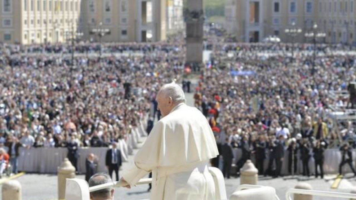 Francisco, ante una multitud de 50.000 fieles que se acudieron a la celebración de la Misa de Pascua de este domingo.