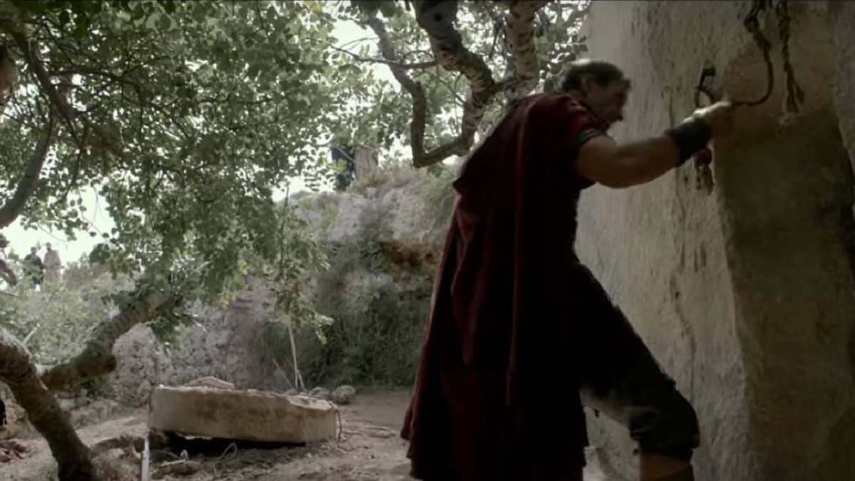 En la película Risen, de 2016, un oficial romano examina los sellos de la tumba de Cristo y se pregunta qué ha pasado... y la pregunta sigue planteándose hoy