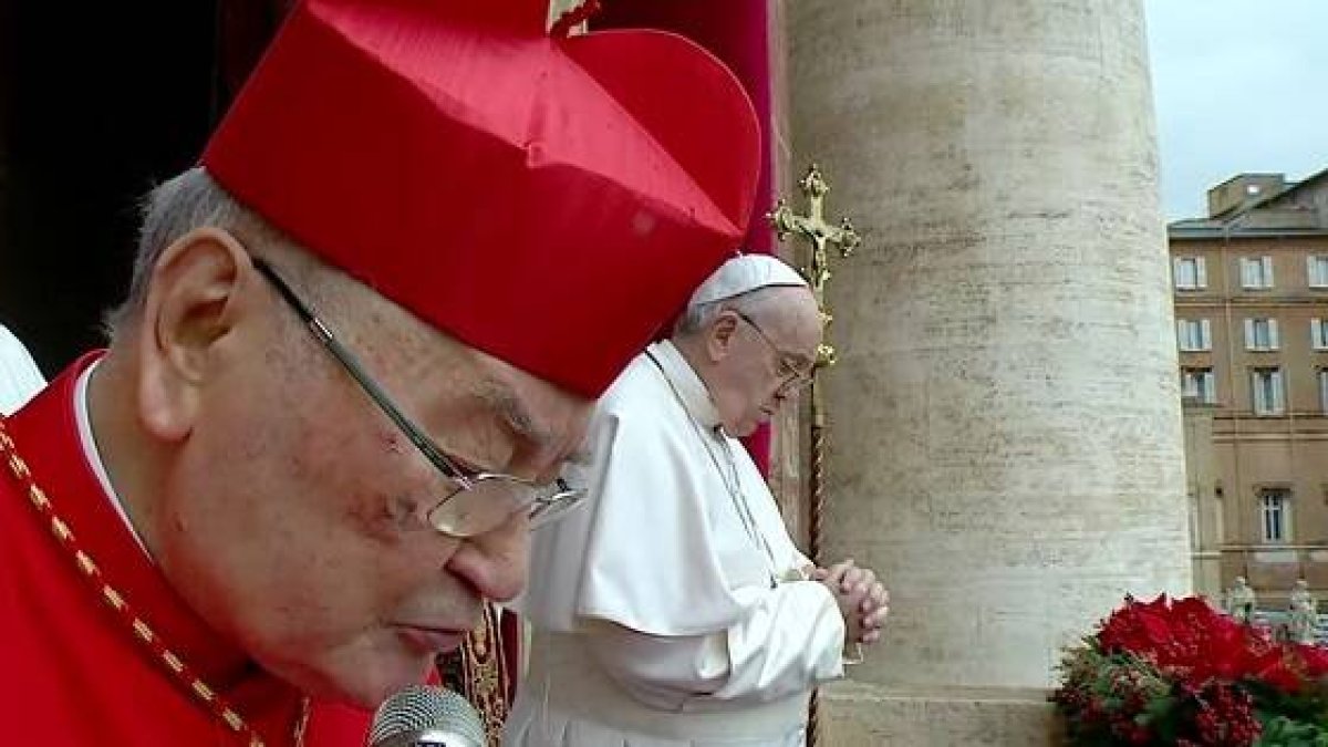 El cardenal Martino, protodiácono, proclama las condiciones de la indulgencia en el Urbi et Orbi con Francisco
