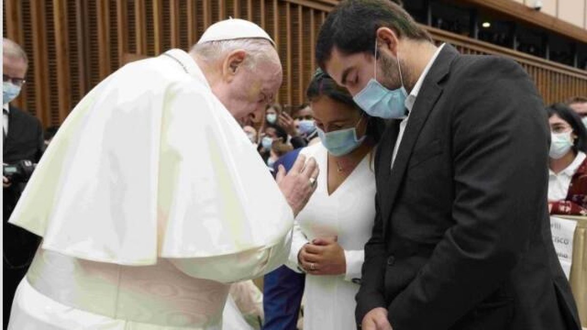 El Papa Francisco reza con un matrimonio joven en una audiencia - acaba de publicar una Carta para los Matrimonios