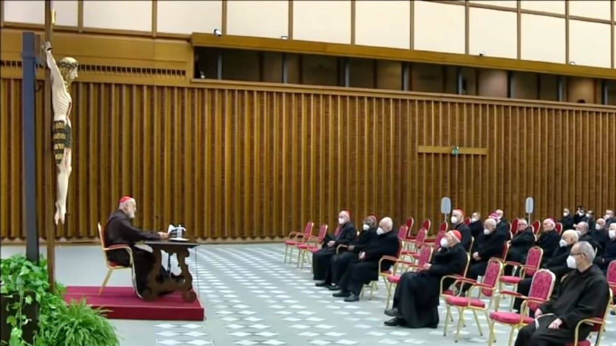 Ser fieles a lo que sucede en la Misa nos obliga a entregar nuestra vida a Dios y a los demás, explicó el cardenal Cantalamessa en su meditación cuaresmal.