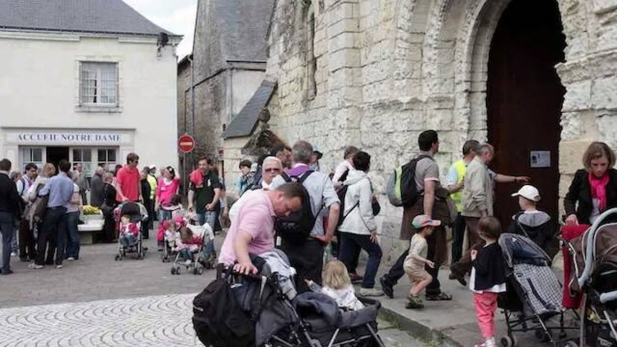 Ahora son peregrinos que entran en la iglesia de Saint Gilles, pero en el futuro podrían ser una comunidad creada en torno al santuario, donde tuvieron lugar en 1947 las apariciones de Nuestra Señora de la Oración. Foto: France Bleu.