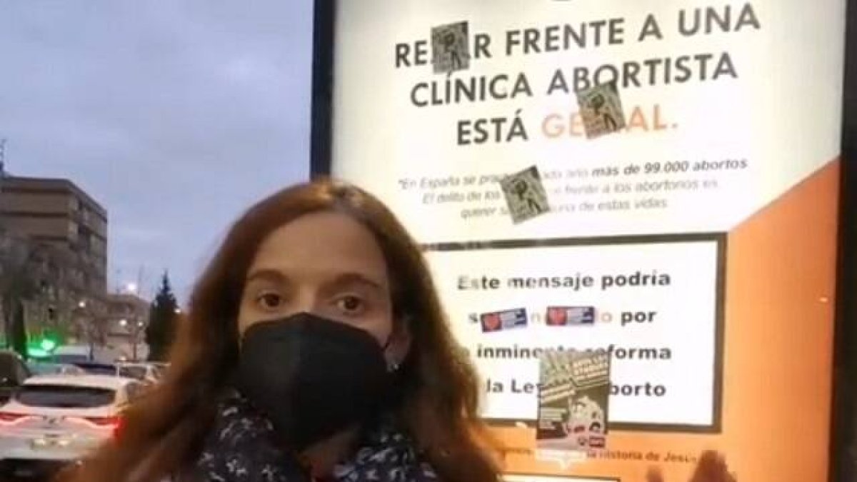 Sara Herández, alcaldesa de Getafe, se ha grabado indignadísima con la campaña porque, dice, rompe la convivencia